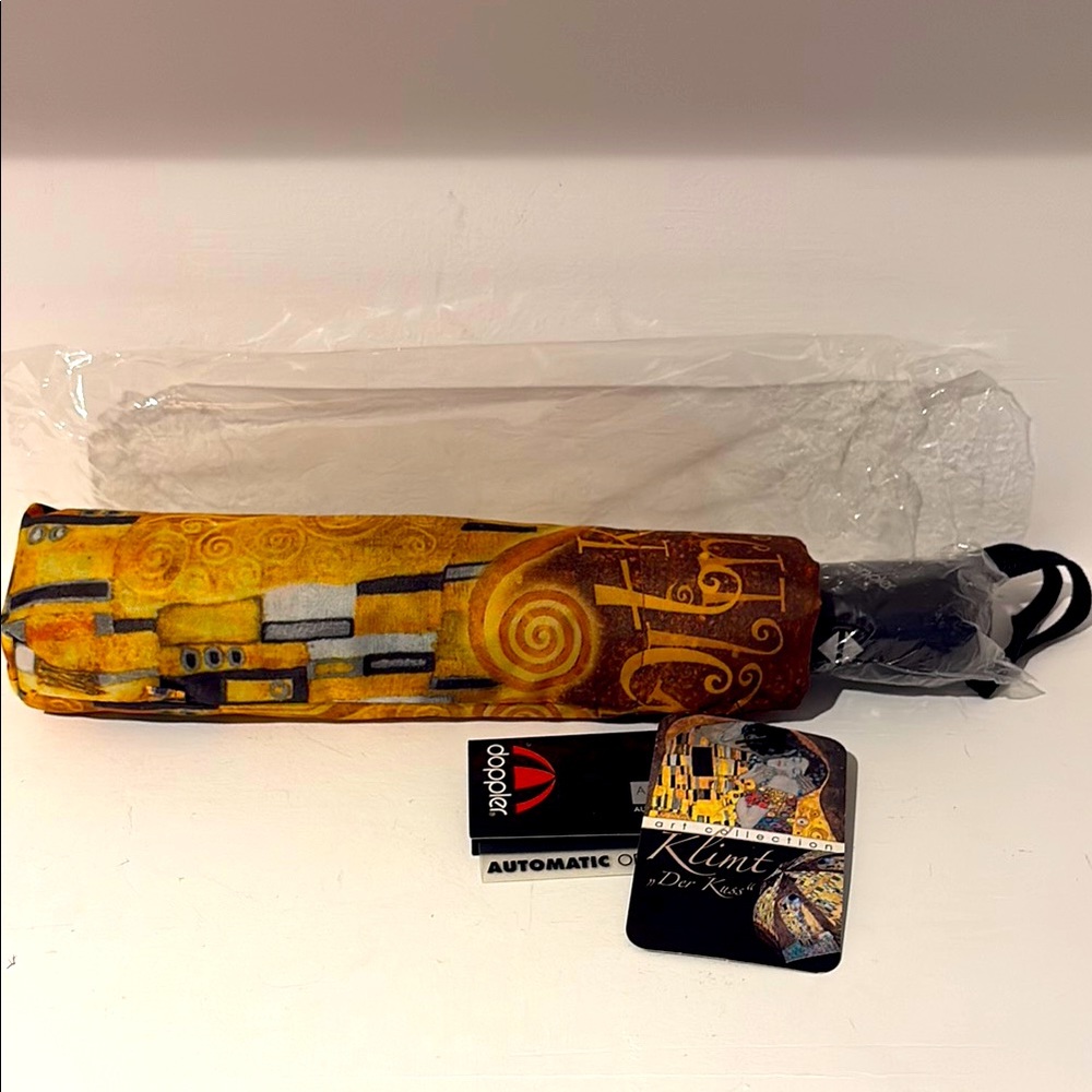 Gustav Klimt “The Kiss” Art Collection Umbrella. NWT.